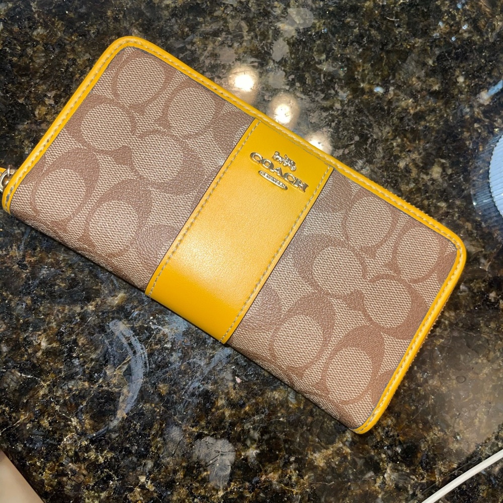 Authentic Coach Wallet ** CLOSET CLEAN OUT***